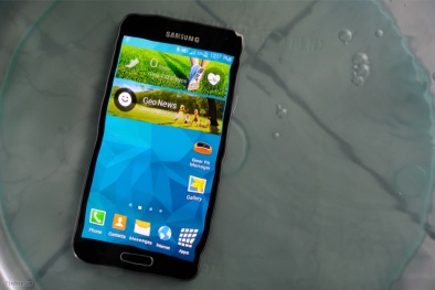 Thử khả năng bơi lội của Galaxy S5